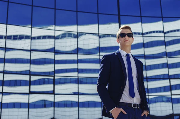 Retrato de un hombre de negocios guapo en un entorno urbano — Foto de Stock