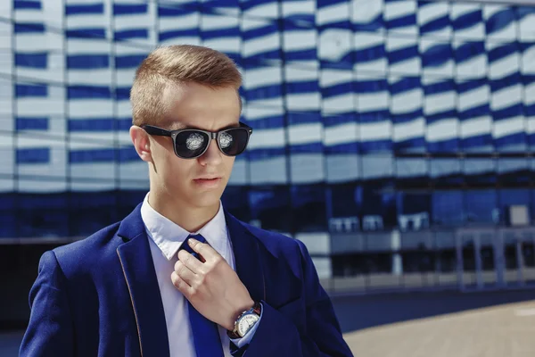 Retrato de un hombre de negocios guapo en un entorno urbano — Foto de Stock