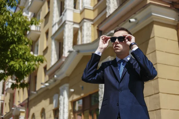 Retrato de un hombre de negocios guapo en un entorno urbano — Foto de Stock