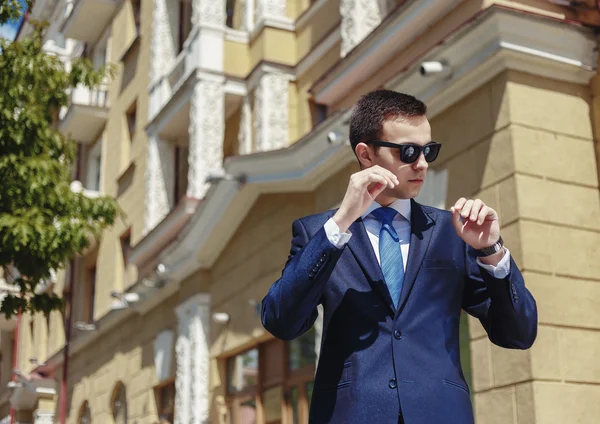 Retrato de un hombre de negocios guapo en un entorno urbano — Foto de Stock