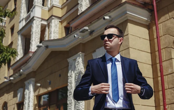 Retrato de un hombre de negocios guapo en un entorno urbano — Foto de Stock