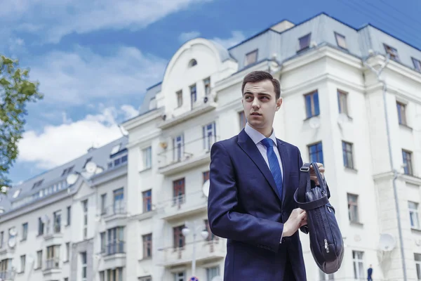 Retrato de un hombre de negocios guapo en un entorno urbano — Foto de Stock