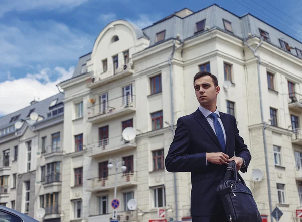Retrato de un hombre de negocios guapo en un entorno urbano — Foto de Stock