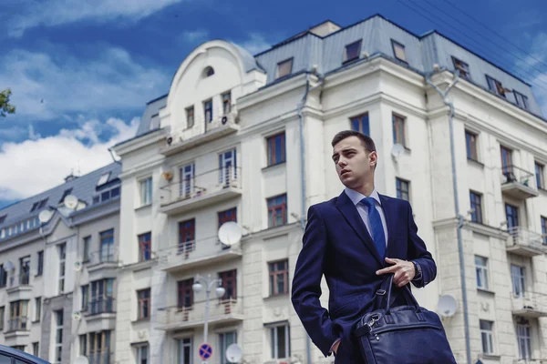 Retrato de un hombre de negocios guapo en un entorno urbano — Foto de Stock