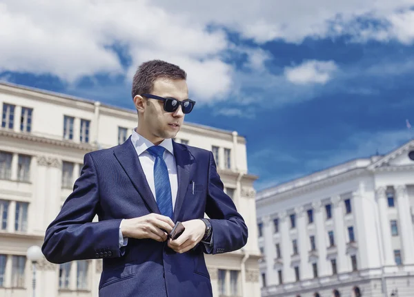 Retrato de un hombre de negocios guapo en un entorno urbano — Foto de Stock