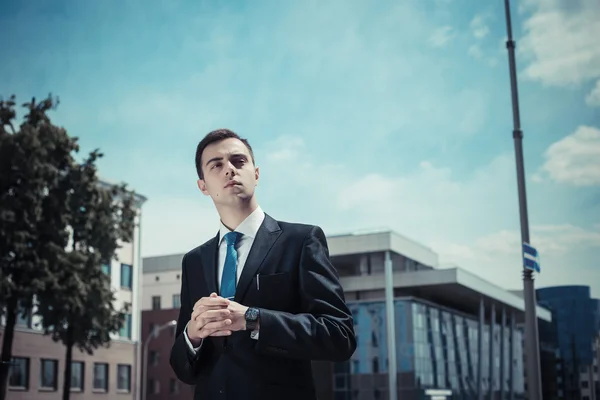 Retrato de un hombre de negocios guapo en un entorno urbano — Foto de Stock