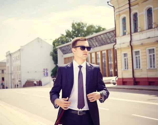 Retrato de un hombre de negocios guapo en un entorno urbano — Foto de Stock