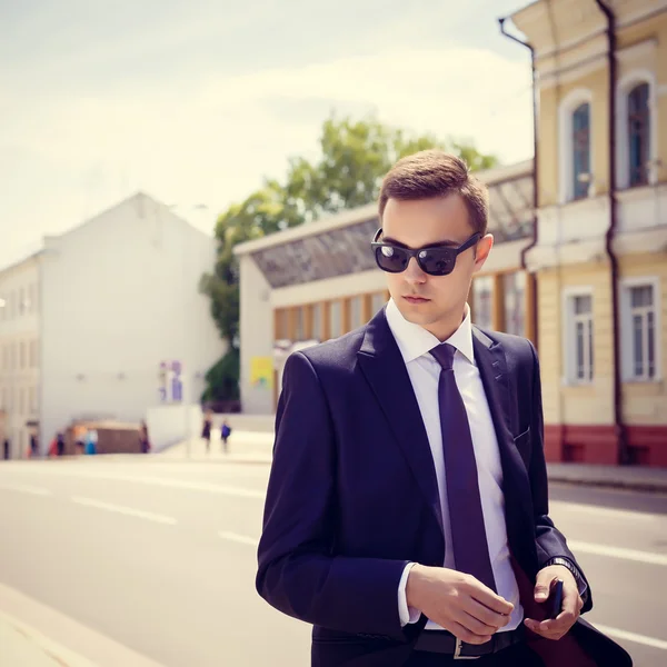 Retrato de un hombre de negocios guapo en un entorno urbano — Foto de Stock