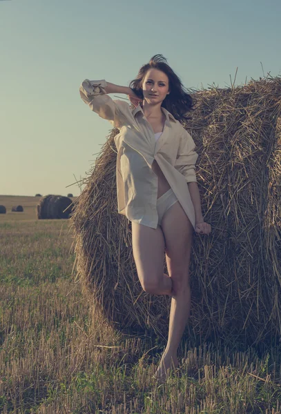 Belleza chica romántica al aire libre. Hermosa chica modelo adolescente vestida con vestido corto casual en el campo bajo la luz del sol. Soplando el pelo largo. Otoño. Sol Brillante, Sol. Retroiluminado. Tonificado en colores cálidos — Foto de Stock