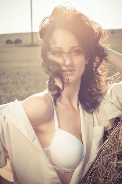 Beleza menina romântica ao ar livre. Menina modelo adolescente bonita Vestida em vestido curto casual no campo na luz do sol. A soprar cabelo comprido. Outono. Sol Brilhante, Sol. De trás. Tonificado em cores quentes — Fotografia de Stock