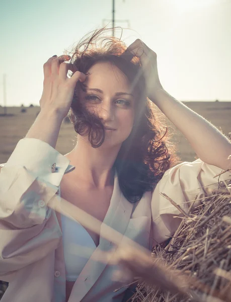 Beleza menina romântica ao ar livre. Menina modelo adolescente bonita Vestida em vestido curto casual no campo na luz do sol. A soprar cabelo comprido. Outono. Sol Brilhante, Sol. De trás. Tonificado em cores quentes — Fotografia de Stock