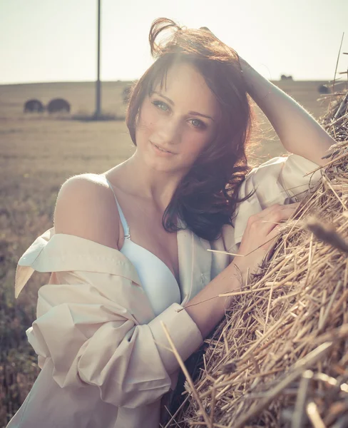 Belleza chica romántica al aire libre. Hermosa chica modelo adolescente vestida con vestido corto casual en el campo bajo la luz del sol. Soplando el pelo largo. Otoño. Sol Brillante, Sol. Retroiluminado. Tonificado en colores cálidos —  Fotos de Stock