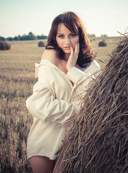 Belleza chica romántica al aire libre. Hermosa chica modelo adolescente vestida con vestido corto casual en el campo bajo la luz del sol. Soplando el pelo largo. Otoño. Sol Brillante, Sol. Retroiluminado. Tonificado en colores cálidos — Foto de Stock