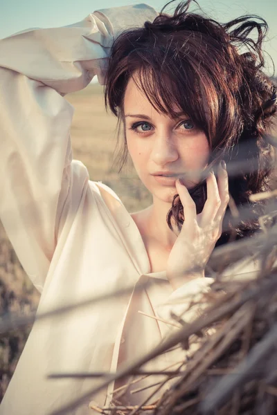 Beleza menina romântica ao ar livre. Menina modelo adolescente bonita Vestida em vestido curto casual no campo na luz do sol. A soprar cabelo comprido. Outono. Sol Brilhante, Sol. De trás. Tonificado em cores quentes — Fotografia de Stock