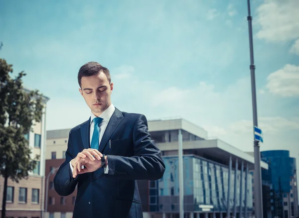 Retrato de un hombre de negocios guapo en un entorno urbano — Foto de Stock