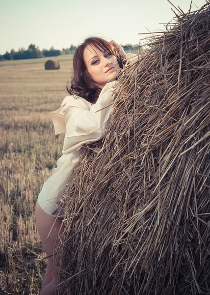 Belleza chica romántica al aire libre. Hermosa chica modelo adolescente vestida con vestido corto casual en el campo bajo la luz del sol. Soplando el pelo largo. Otoño. Sol Brillante, Sol. Retroiluminado. Tonificado en colores cálidos — Foto de Stock