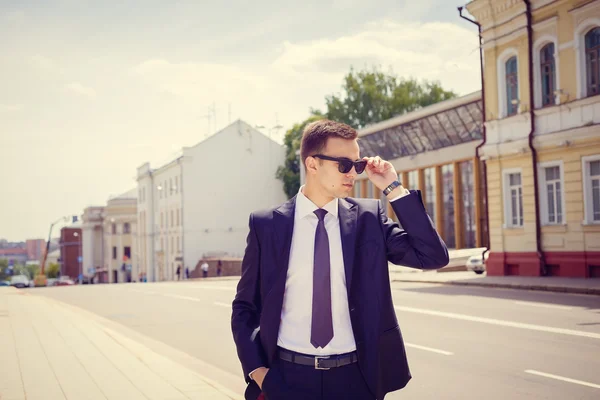 Retrato de un hombre de negocios guapo en un entorno urbano — Foto de Stock