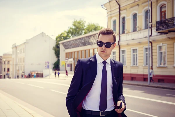 Retrato de un hombre de negocios guapo en un entorno urbano — Foto de Stock