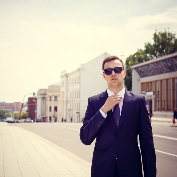 Retrato de um belo empresário em um ambiente urbano — Fotografia de Stock