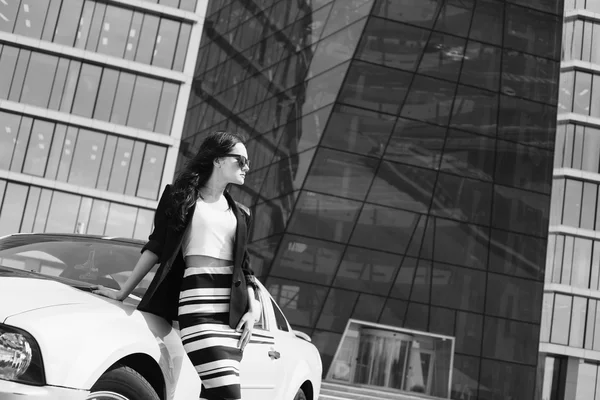 Schöne Geschäftsfrau im Hintergrund des modernen Büros in der Nähe des Sportwagens — Stockfoto
