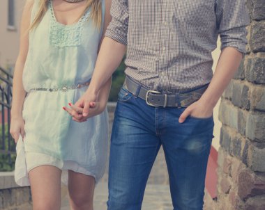 Aşıkların aşk hikayesi - yakışıklı bir adam yumuşak öpücük genç kadının kulağına fısıldar - başında genç mutlu çift erkek ve kız arkadaşı ile moda kavramı soğuk vintage filtre uygulanmış bir görünüm üzerinde düşmek.