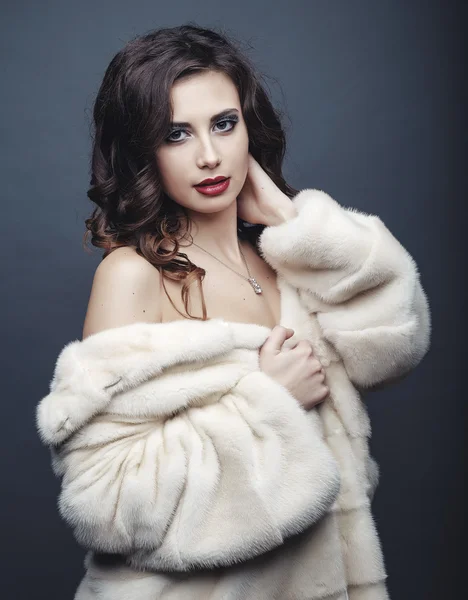 Menina modelo de moda de beleza em casaco de pele. Belo Inverno de Luxo W — Fotografia de Stock