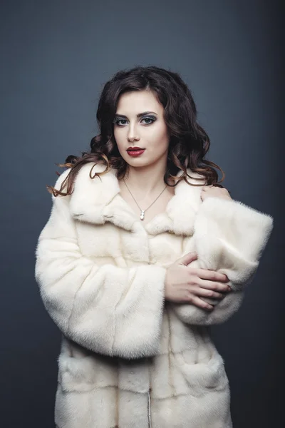 Beauty Fashion Model Girl in Fur Coat. Beautiful Luxury Winter W — Stock Photo, Image