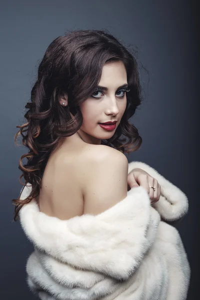 Beauty Fashion Model Girl in Fur Coat. Beautiful Luxury Winter Woman — Stock Photo, Image