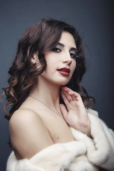 Beauty Fashion Model Girl in Fur Coat. Beautiful Luxury Winter W — Stock Photo, Image