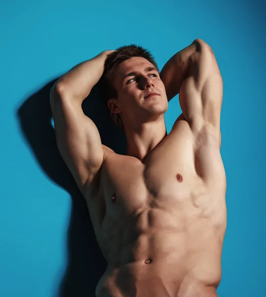 筋肉のセクシーな若い男 — ストック写真