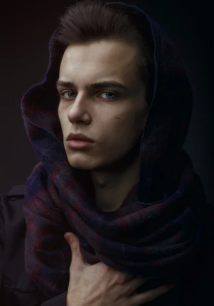 Portrait d'homme séduisant avec des vêtements décontractés. plan studio — Photo