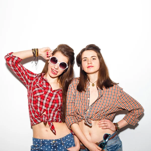 Close up stile di vita di moda ritratto di due giovani ragazze hipster migliori amici, indossando trucco luminoso e vestiti alla moda, facendo facce divertenti e hanno tempo grigio. Contesto urbano . — Foto Stock