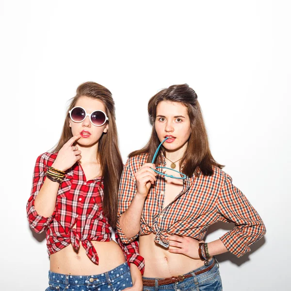 Κοντινό πλάνο μόδα τρόπο ζωής πορτρέτο των δύο νεαρών hipster κορίτσια καλύτεροι φίλοι, φορώντας φωτεινό μακιγιάζ και μοντέρνα ρούχα, κάνοντας αστεία όψεις και έχουν γκρι χρόνο. Αστική περιοχή. — Φωτογραφία Αρχείου