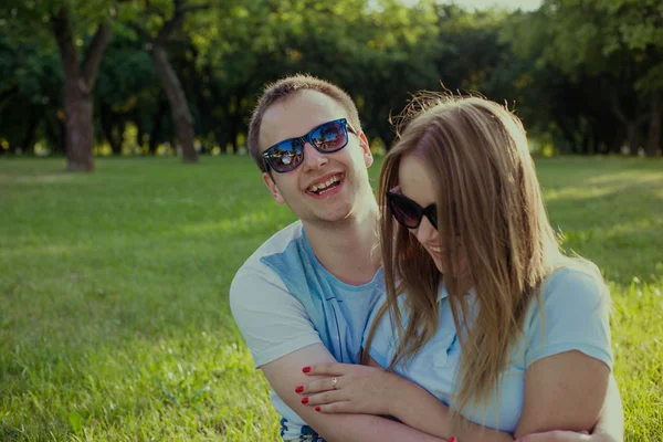 Joven pareja feliz de amantes al principio de la historia de amor - Hombre guapo susurra suaves besos en el oído de la mujer joven - Concepto de moda de otoño con novio y novia en una mirada fría vintage filtrado —  Fotos de Stock