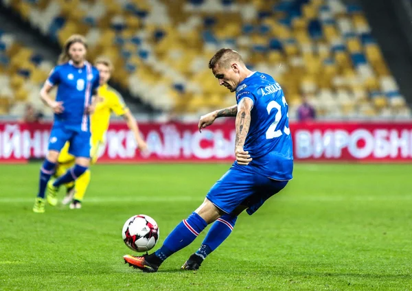 Ari Skulason de Islandia patear la pelota — Foto de Stock