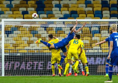 Ukraynalı oyuncular (sarı)