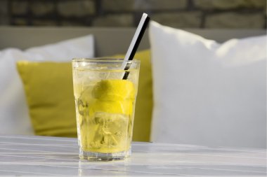 Sarı mojito'düşük cam tabloda kokteyl