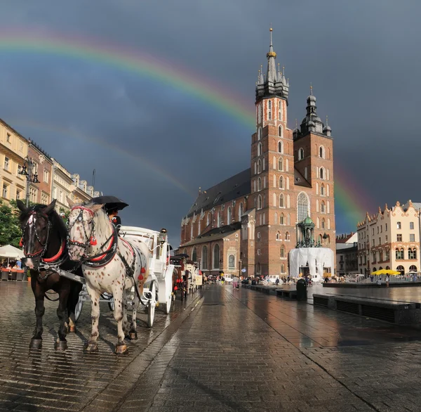 Paseo a caballo en la Plaza del Mercado Principal en Cracovia, Polonia —  Fotos de Stock