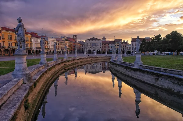 Canal de Prato della Valle place au coucher du soleil, Padoue, Italie — Photo