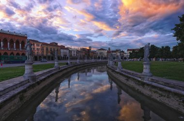 Gün batımında, Padua, İtalya Prato della Valle Meydanı