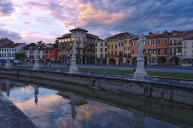 Kanalı'nın Prato della Valle batımında, Padua, İtalya kare
