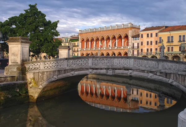 Ponte na praça Prato della Valle, Pádua, Itália — Fotografia de Stock