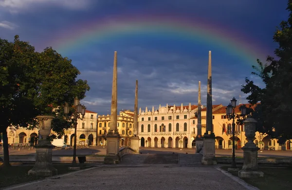 Arco-íris sobre Prato della Valle square, Pádua, Itália — Fotografia de Stock