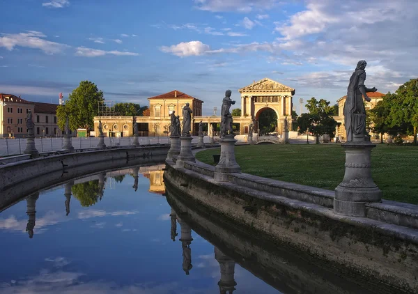 Praça do Canal de Prato della Valle, Pádua, Itália — Fotografia de Stock