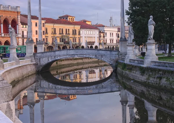 Praça do Canal de Prato della Valle, Pádua, Itália — Fotografia de Stock