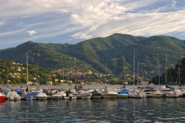 bir dağ lake Como tekne ile Pier