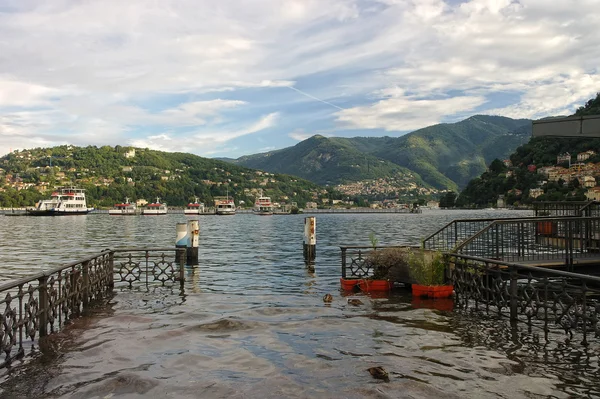 Leere Seebrücke in einem Bergsee como — Stockfoto