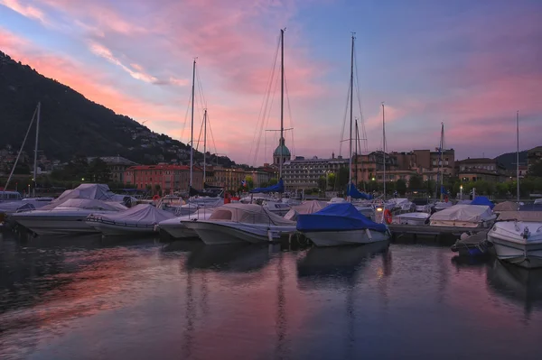 Anlegestelle mit Boot im Gebirgssee Como bei Sonnenaufgang — Stockfoto