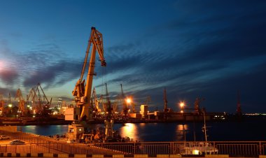 Alacakaranlık gökyüzü arka plan üzerinde bağlantı noktası vinç