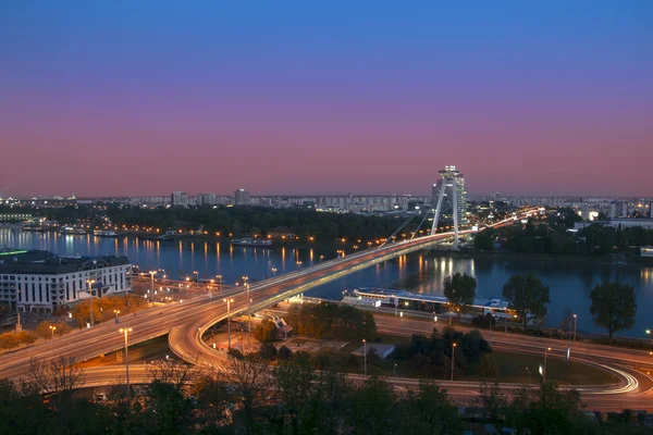 Nuevo puente sobre el río Danubio en Bratislava, Eslovaquia por la noche —  Fotos de Stock